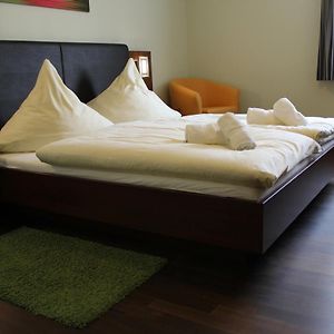Zimmer mit Kingsize-Bett